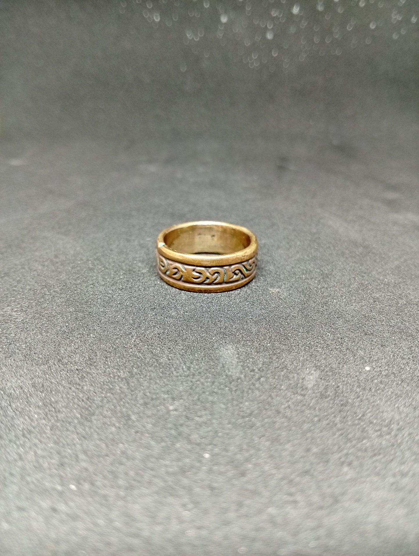 Anneau ornemental en bronze